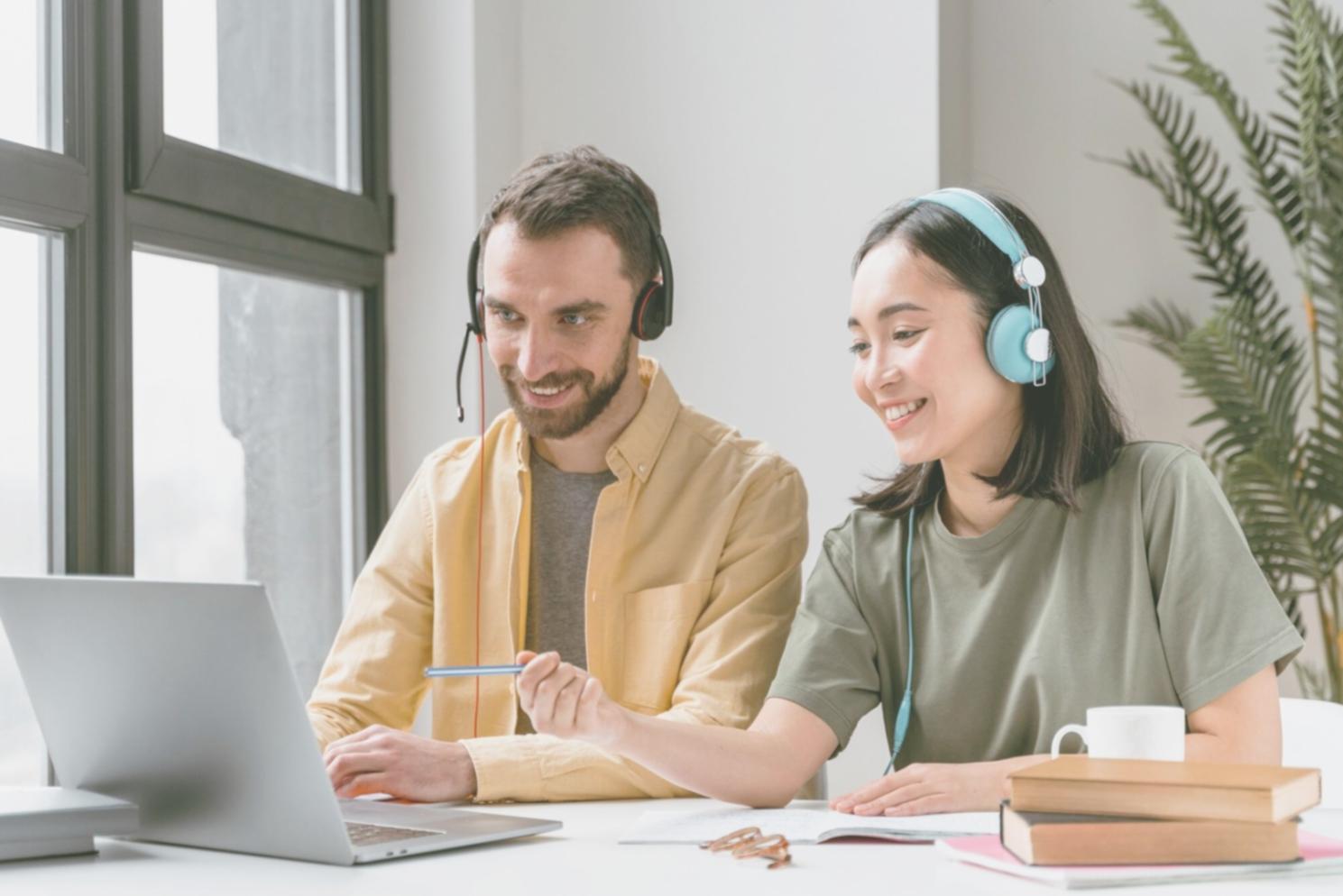 Tableau de planification financière avec graphiques et données mensuelles