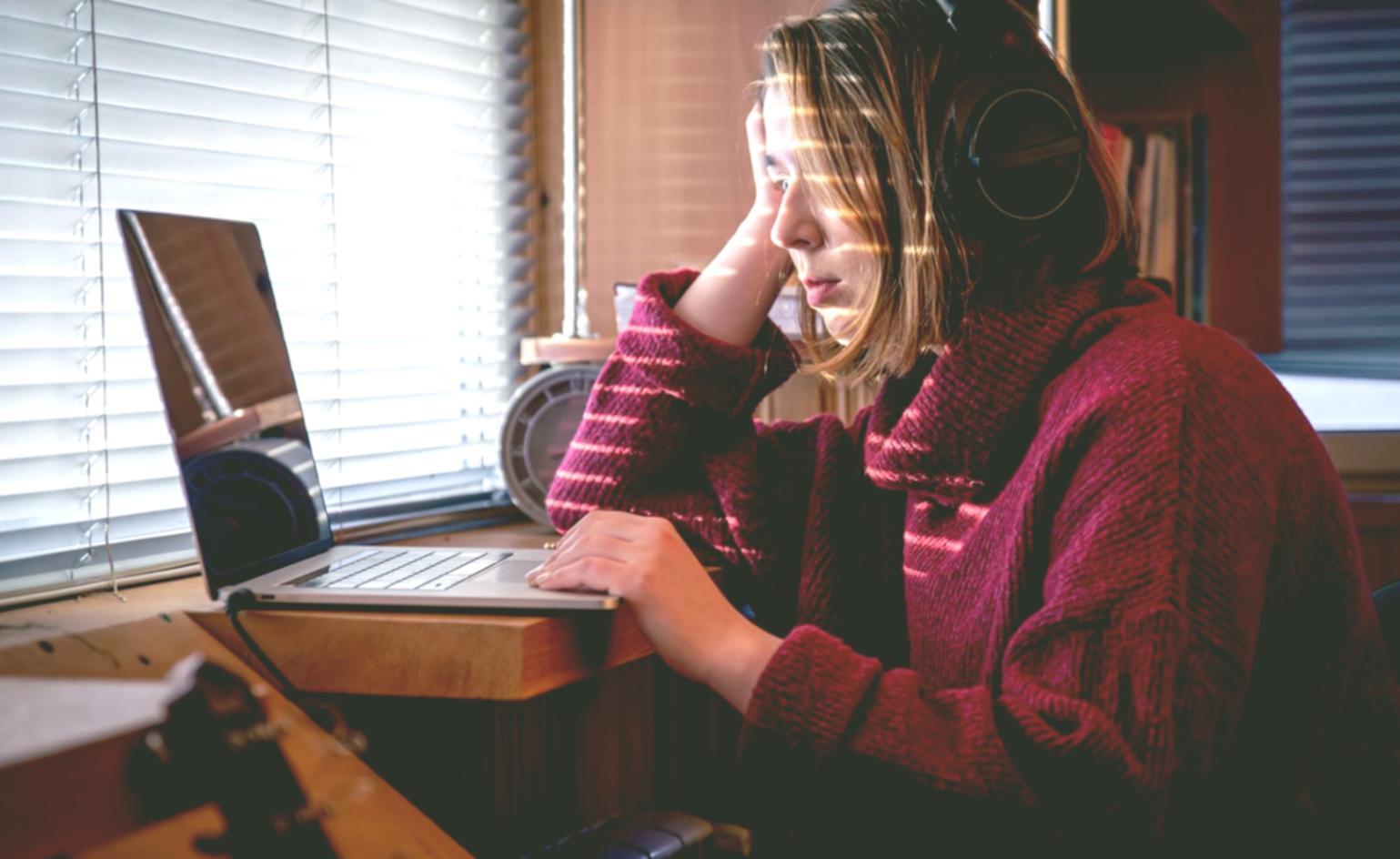 Participant en train de travailler sur son calendrier financier personnel lors d'une session pratique