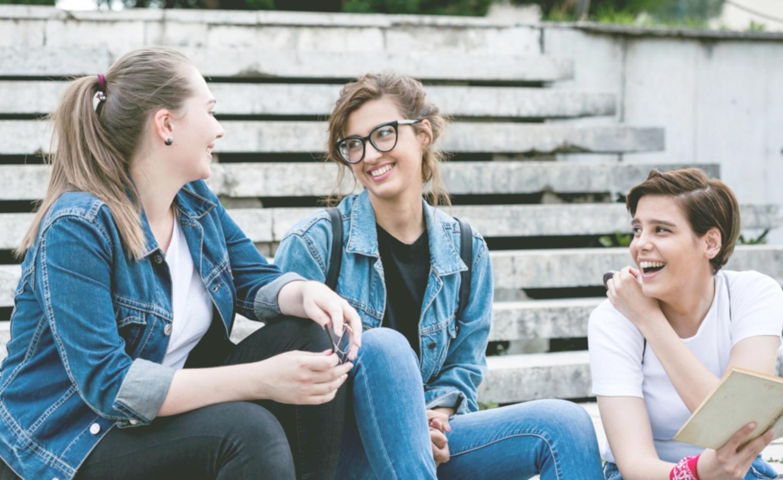 Espace de travail organisé avec documents financiers et ordinateur portable