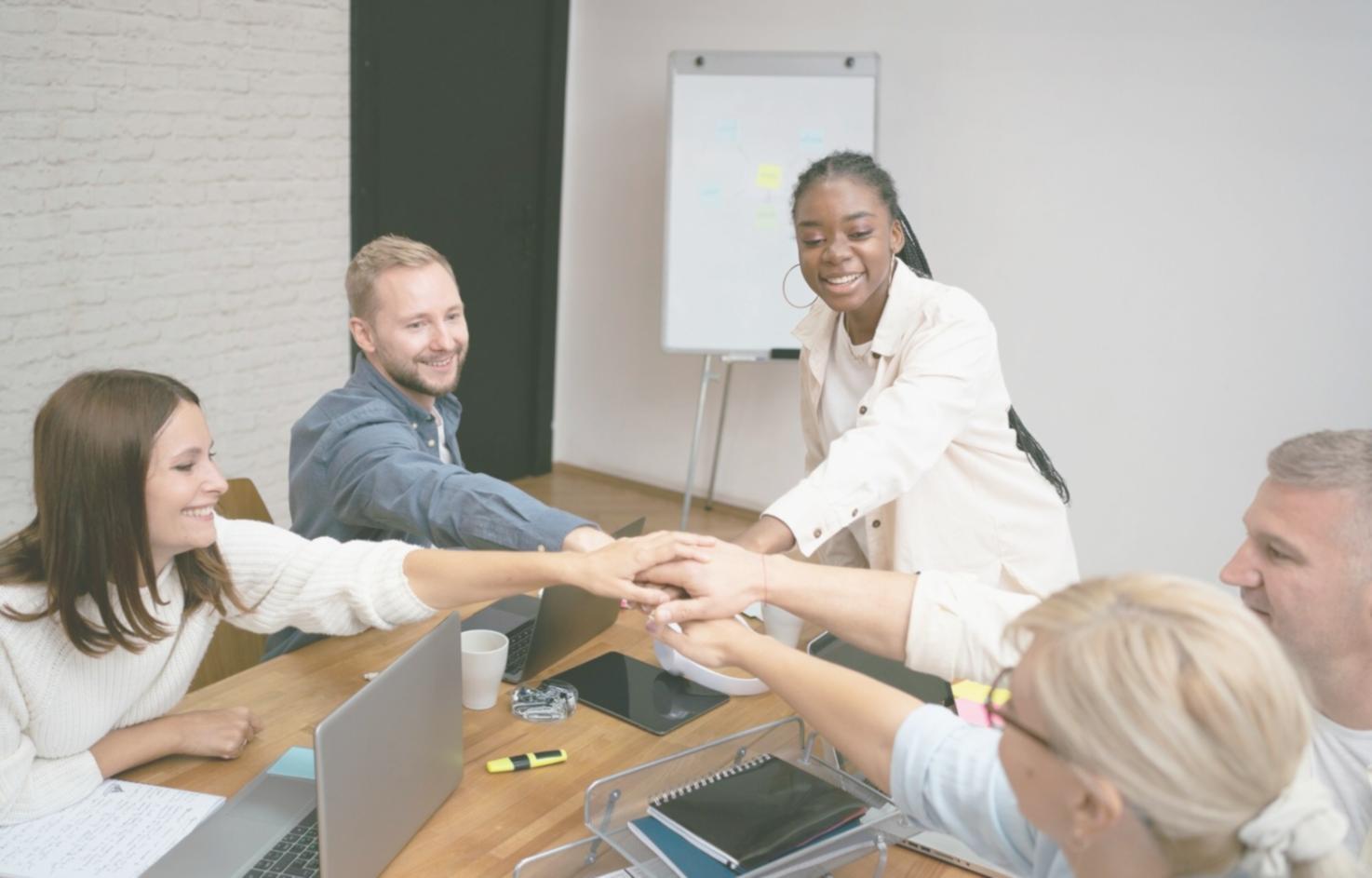 Groupe de participants échangeant lors d'une pause pendant la formation sur la gestion du calendrier financier
