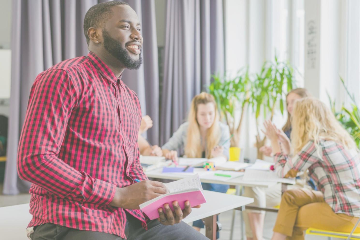 Espace de travail organisé avec calendrier financier et documents de planification