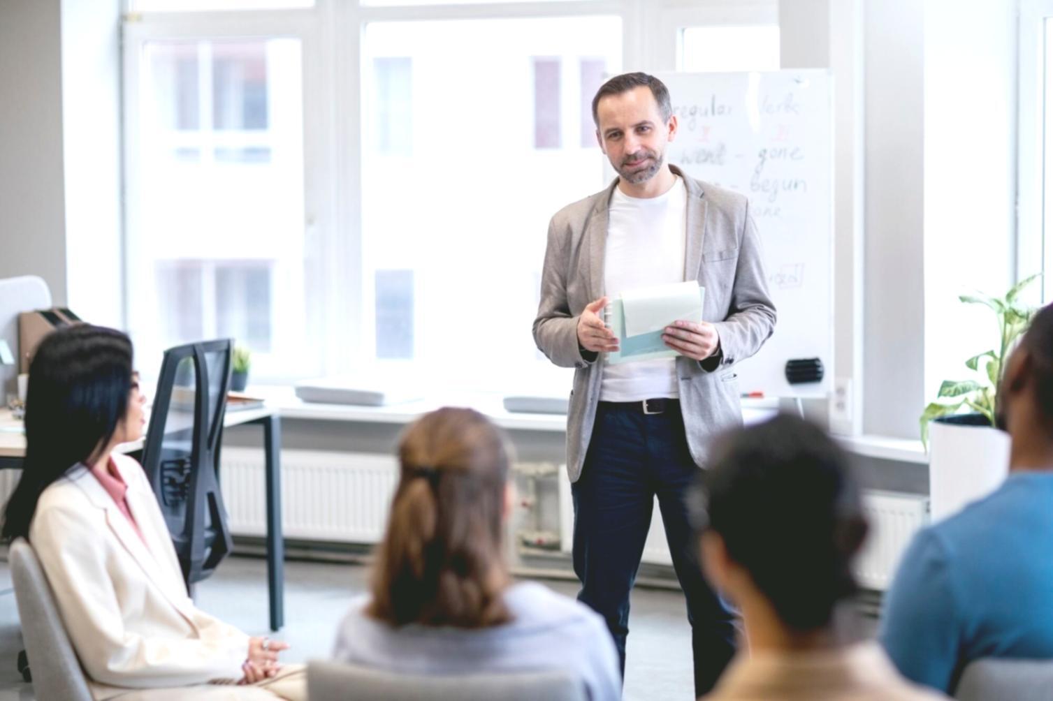 Professionnel analysant un calendrier financier sur son ordinateur